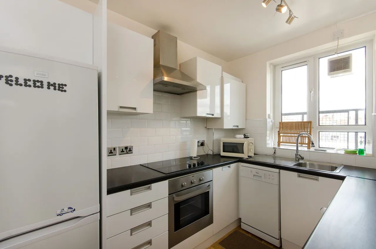 206 Wiltshire Close, London, photo 2