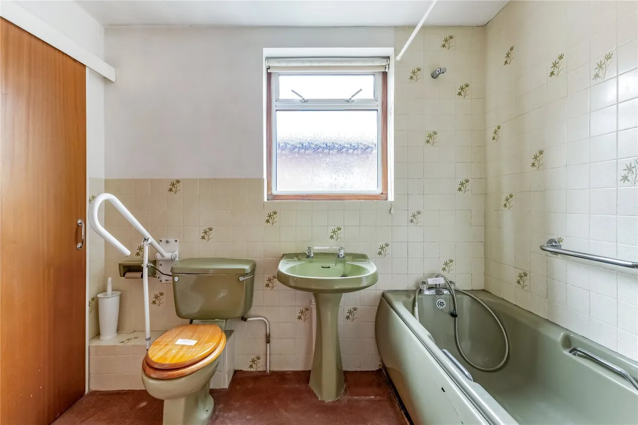Longford Close, Hampton Hill, Hampton, TW12, photo 11