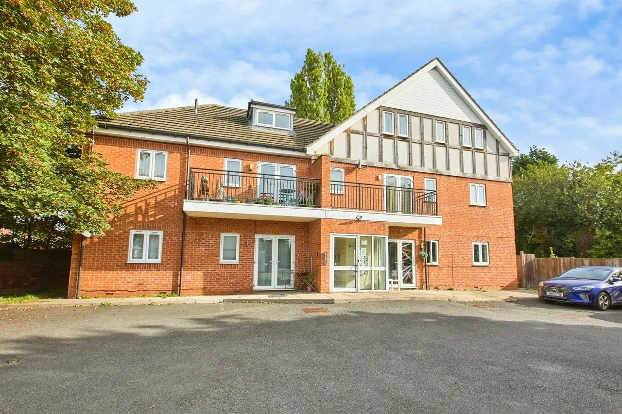 2 bed flat for sale, Moor Street, Burton-On-Trent, DE14