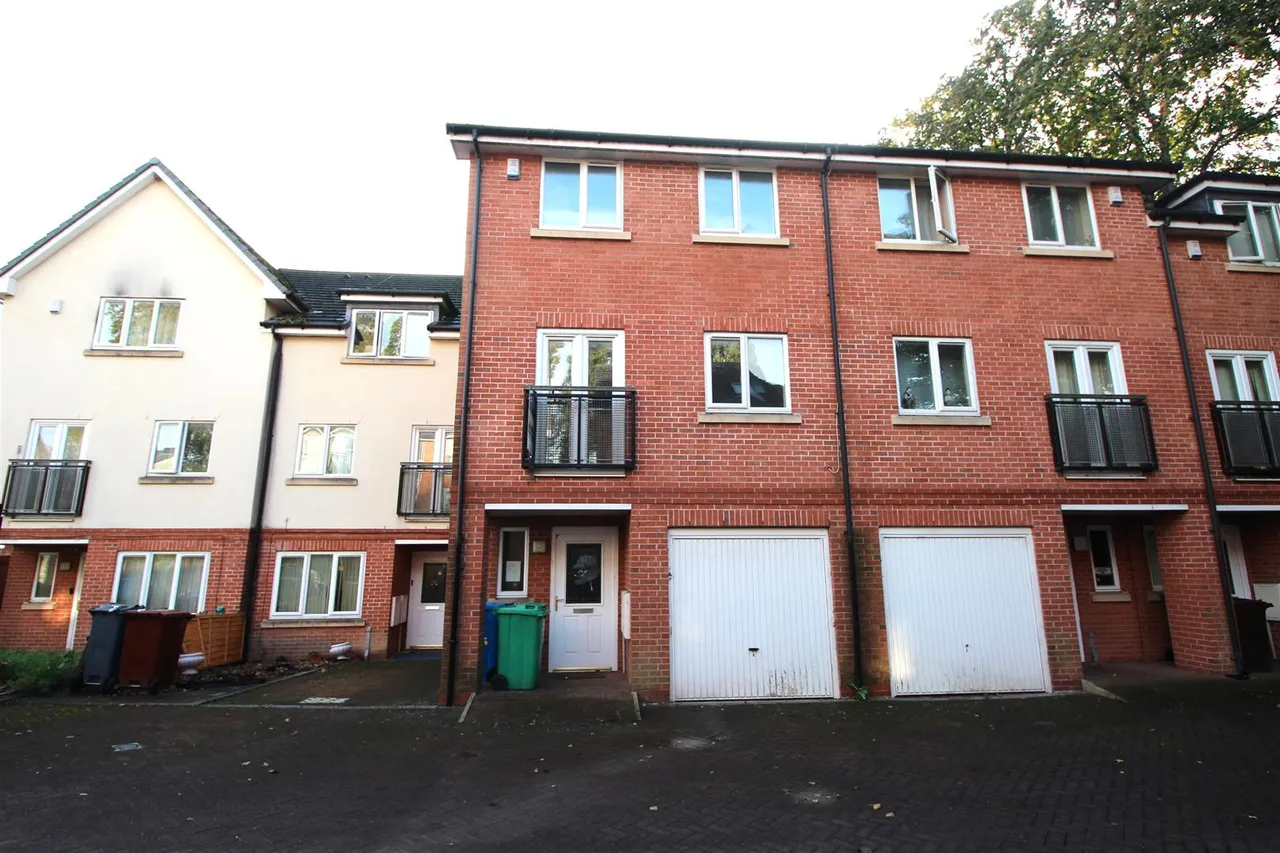 3 bed property for sale — Parsons Way, Manchester, M9 4PY