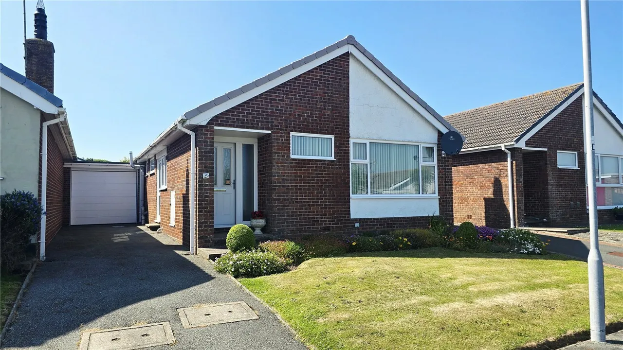 2 bed house for sale, Lon Cedric, Four Mile Bridge, LL65