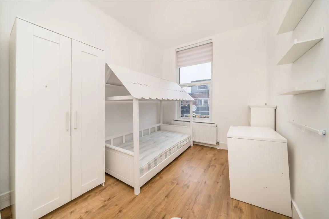 High Street, TW12, photo 5