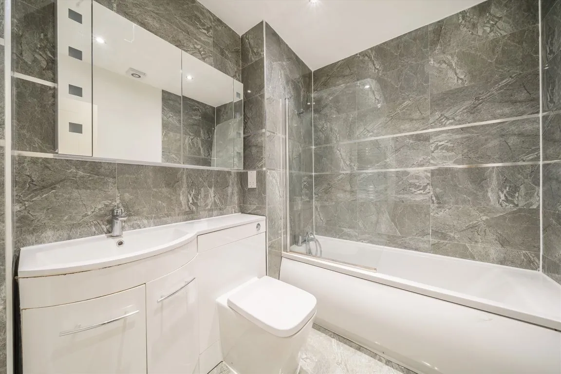 High Street, TW12, photo 6