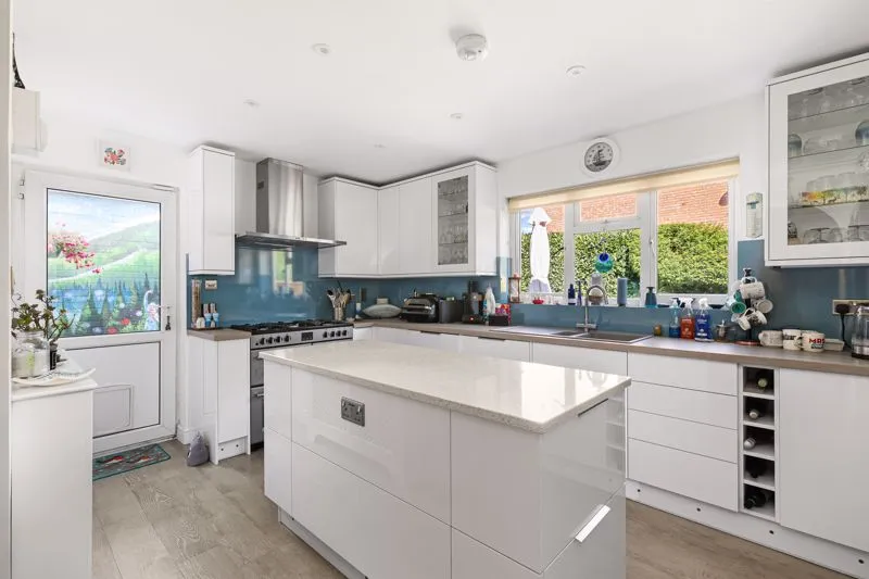 High Tree Close, Row Town KT15 1BT, photo 3