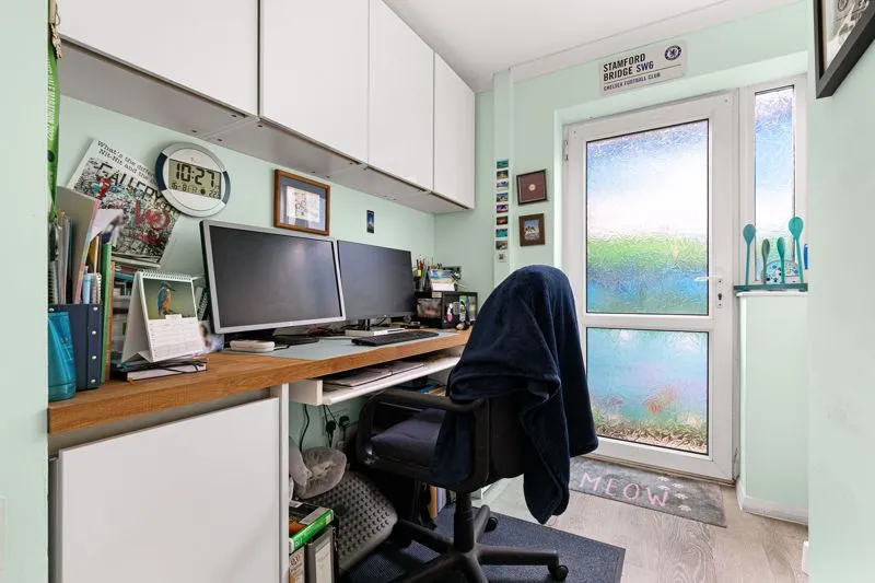 High Tree Close, Row Town KT15 1BT, photo 8