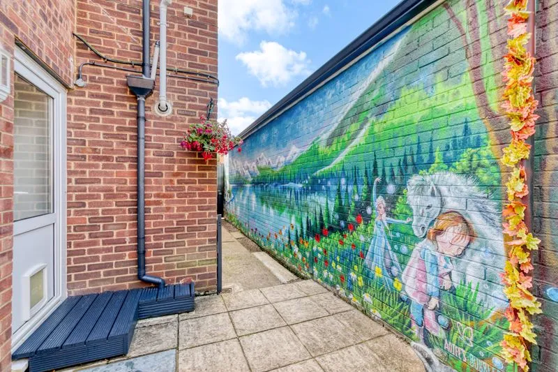 High Tree Close, Row Town KT15 1BT, photo 16