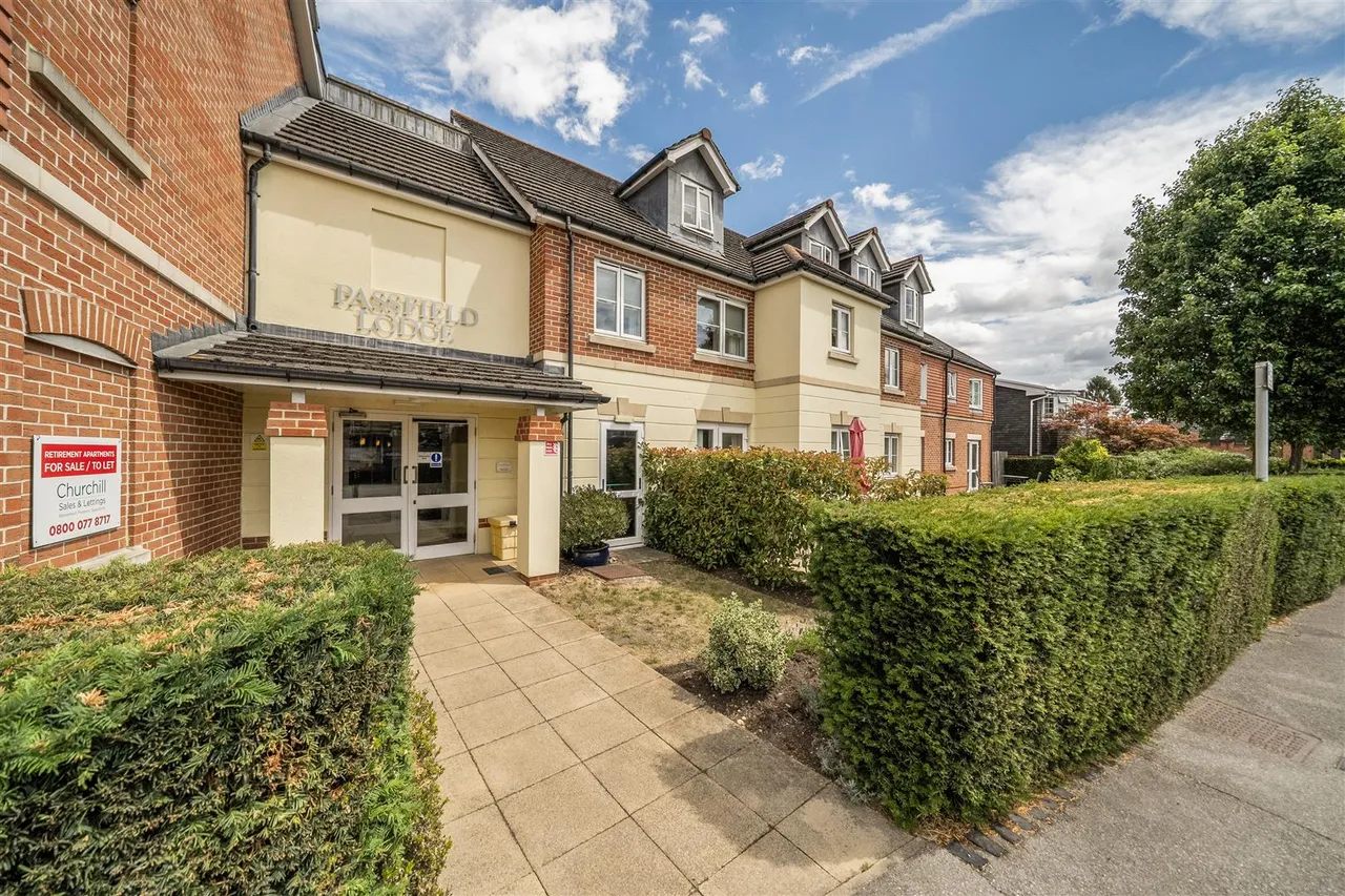 1 bed flat for sale, Guildford Road, Lightwater, GU18