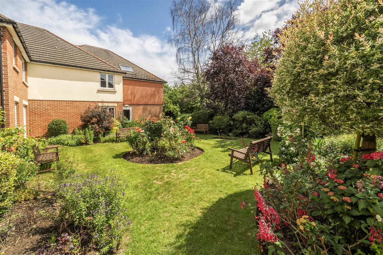 Guildford Road, Lightwater, GU18, photo 15