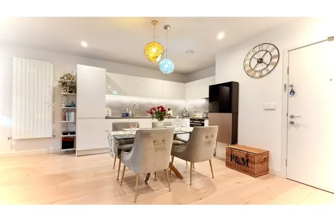 42 Royal Crest Avenue, London, photo 3