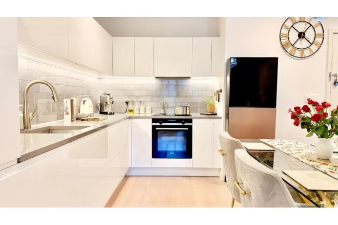 42 Royal Crest Avenue, London, photo 6