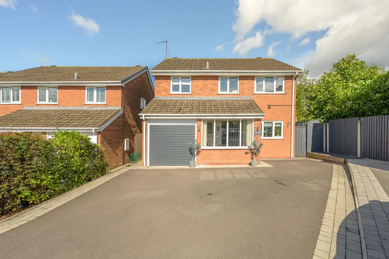 4 bed house for sale — Thirlmere Walk, Brierley Hill, DY5 3SE
