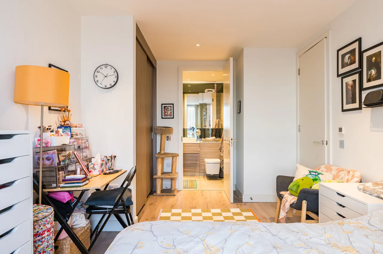 Flat 38, Cooper Court, Smithfield Square, High Street, London, photo 6