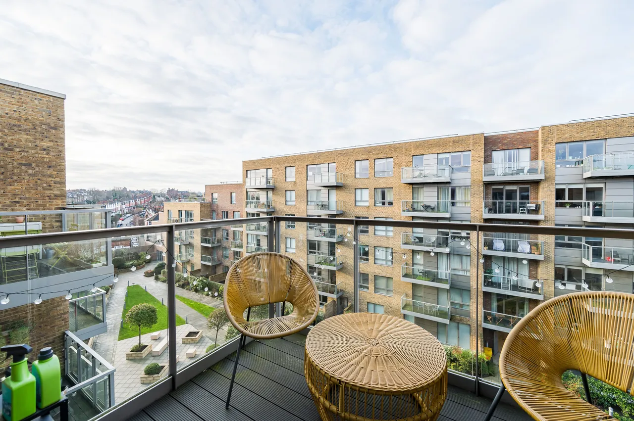 Flat 38, Cooper Court, Smithfield Square, High Street, London, photo 3