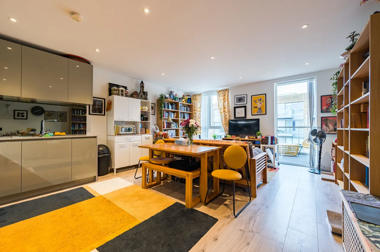 2 bed flat for sale — Flat 38, Cooper Court, Smithfield Square, High Street, London