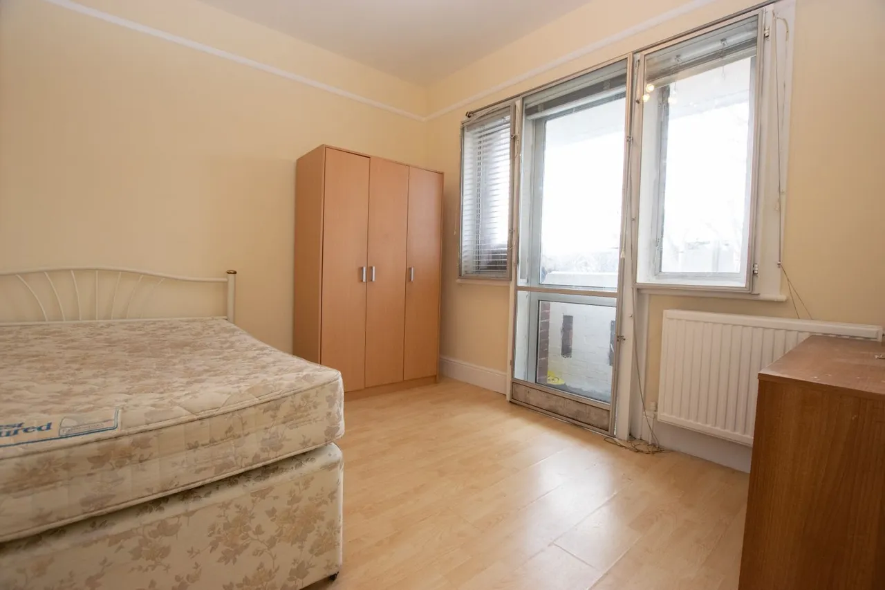 Streatham High Road, London, SW16, photo 4