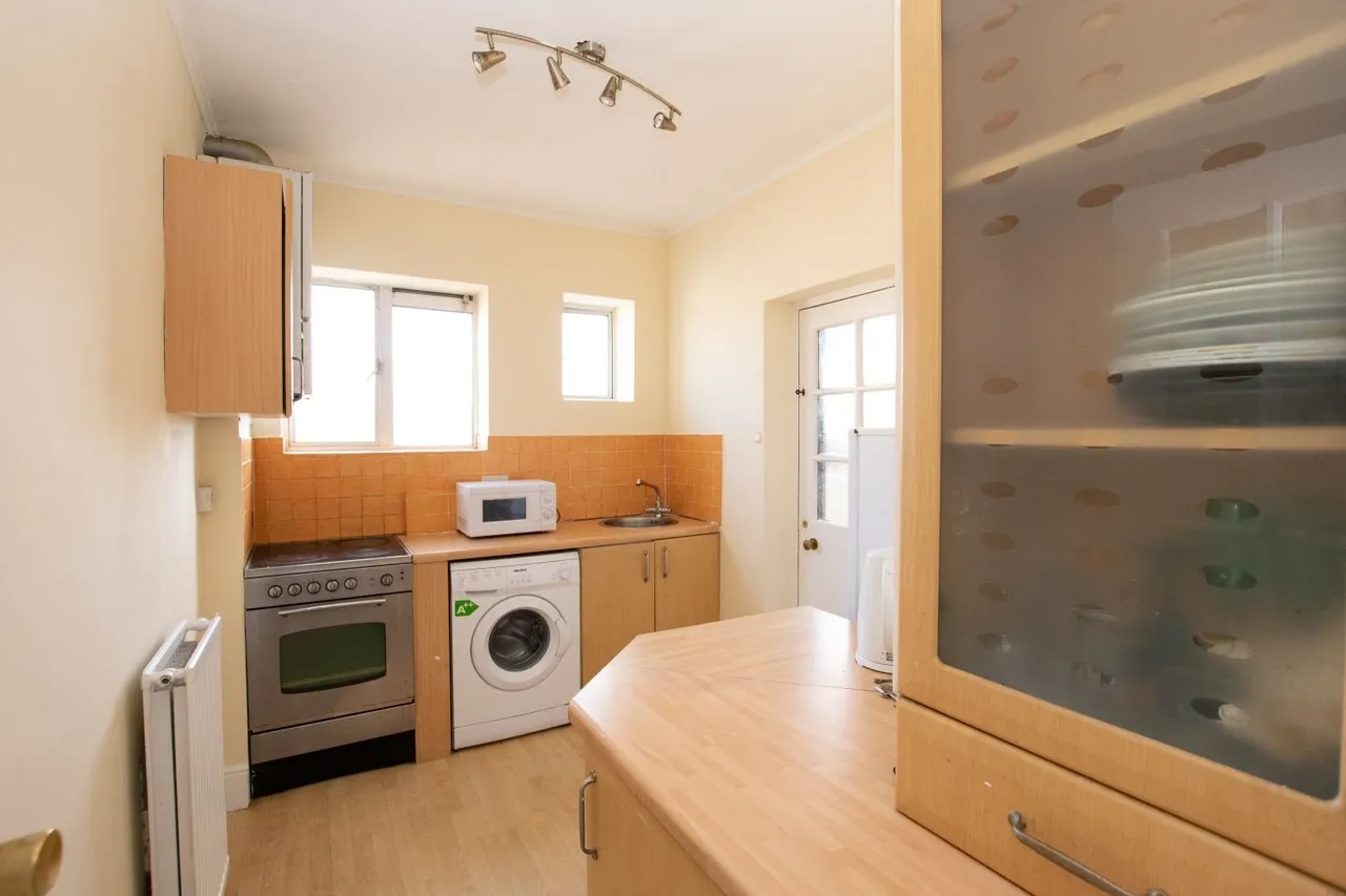 Streatham High Road, London, SW16, photo 3