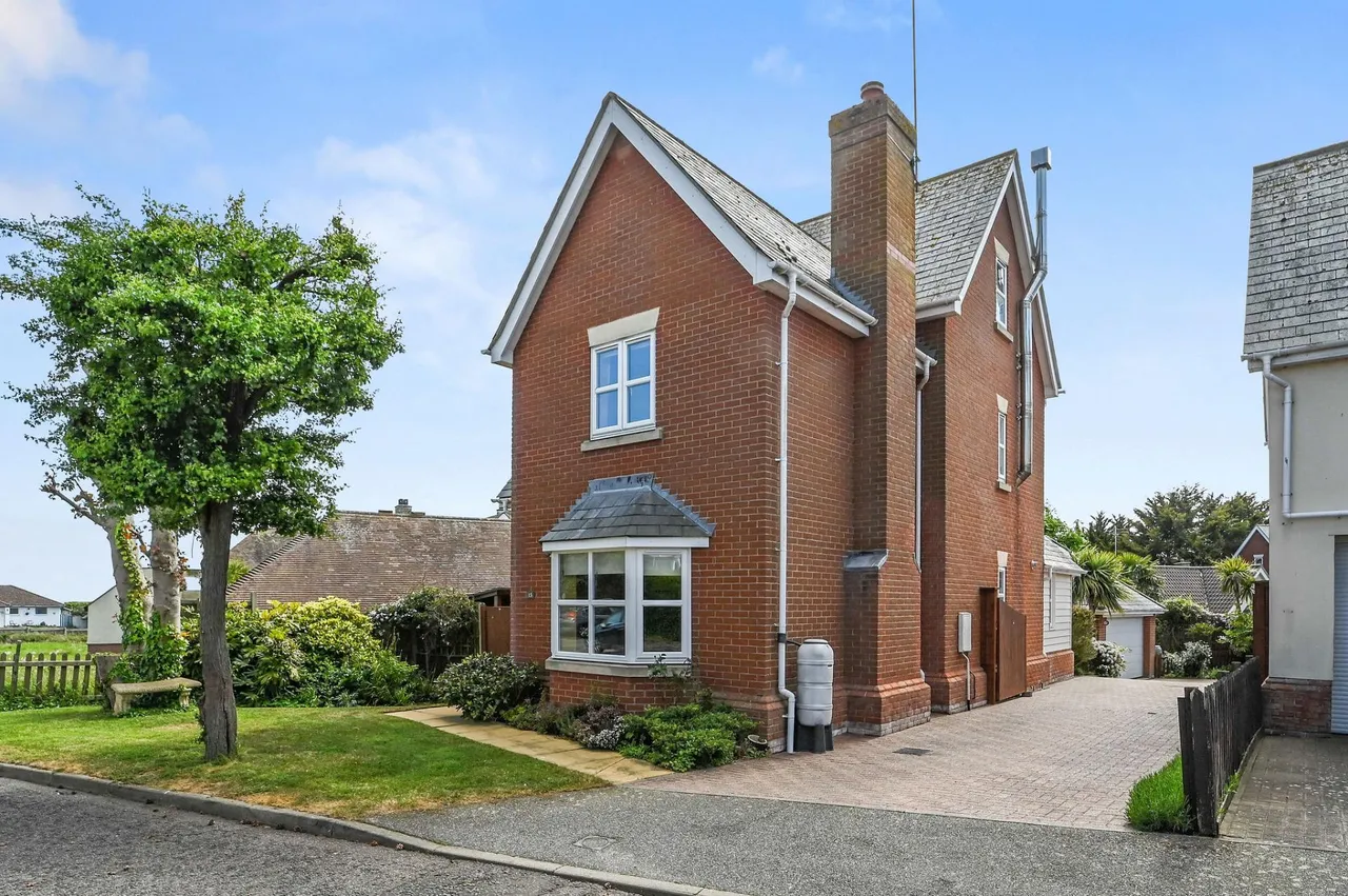 4 bed house for sale, Louise Close, Walton On The Naze