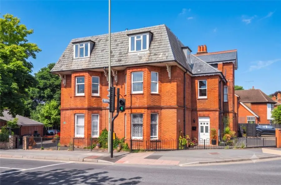2 bed flat for sale, London Road, Camberley, GU15