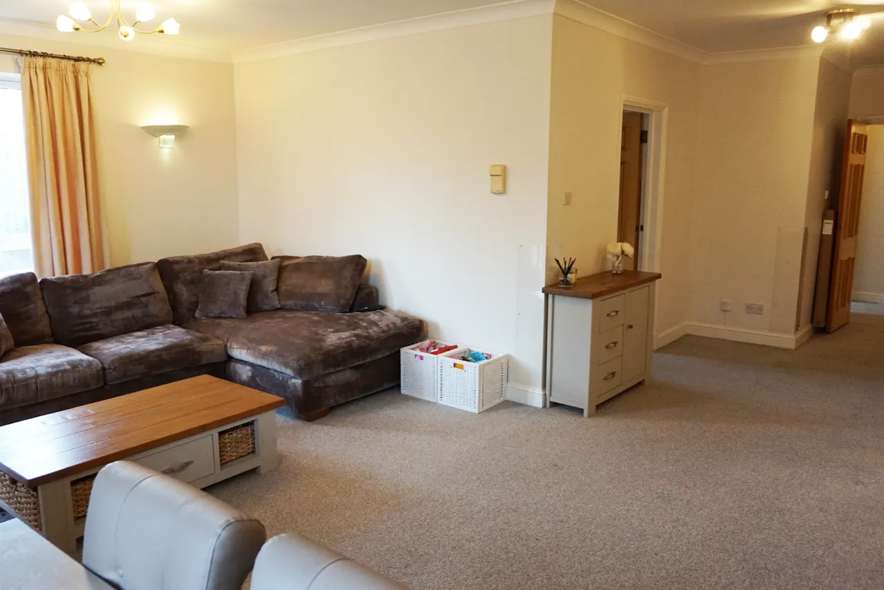Boleyn Court, Epping New Road, Buckhurst Hill IG9, photo 3
