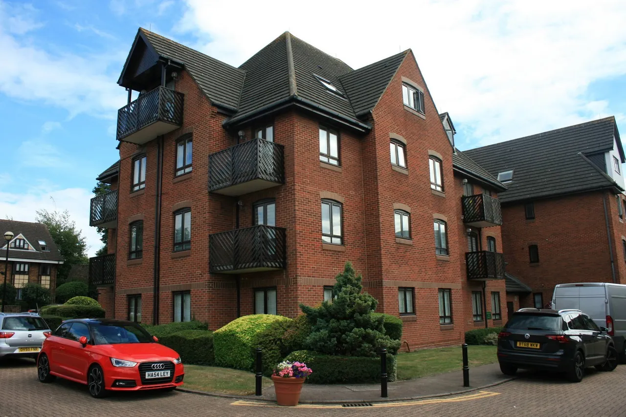 3 bed flat for sale — Boleyn Court, Epping New Road, Buckhurst Hill IG9