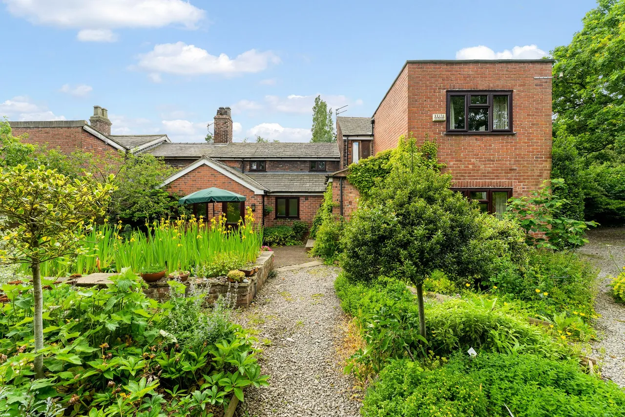 Lymm, photo 38