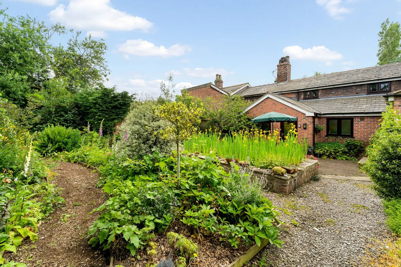 Lymm, photo 41