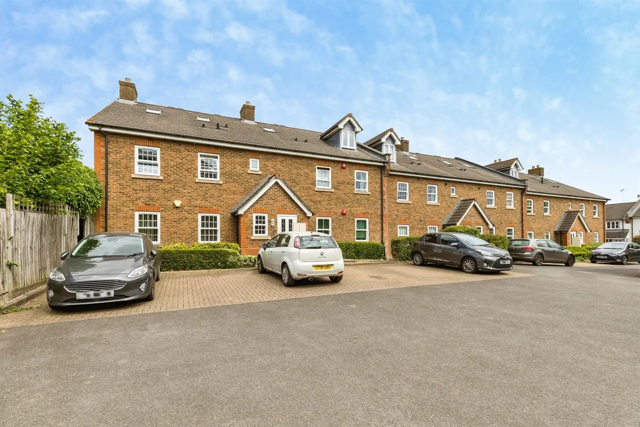 2 bed flat for sale — Brighton Road, Horsham