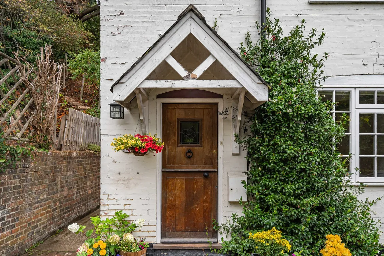 Vicarage Hill, Lower Bourne, GU10, photo 19