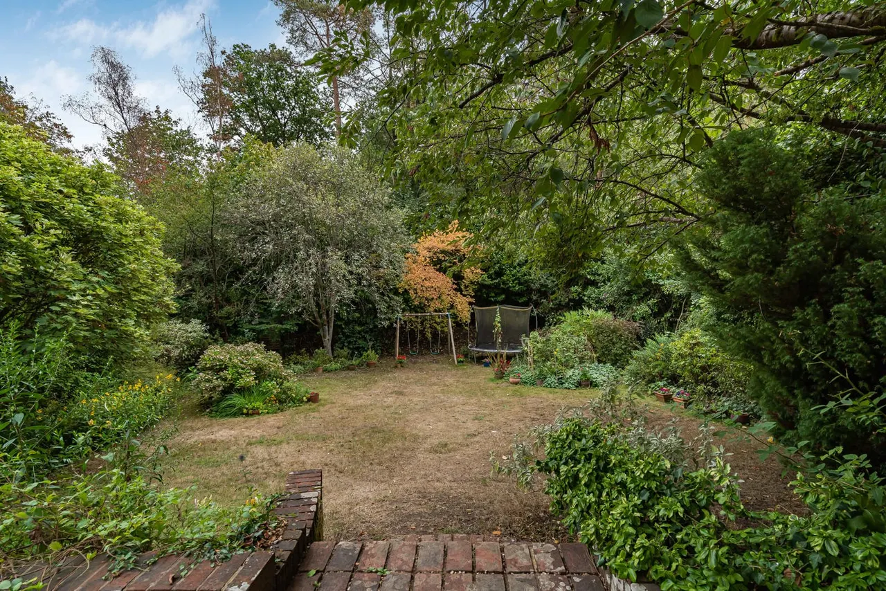 Vicarage Hill, Lower Bourne, GU10, photo 4