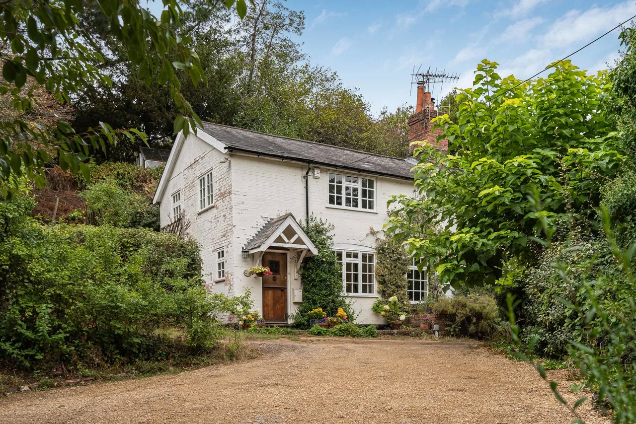 Vicarage Hill, Lower Bourne, GU10, photo 17