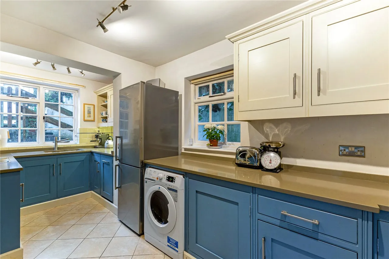 Vicarage Hill, Lower Bourne, GU10, photo 3