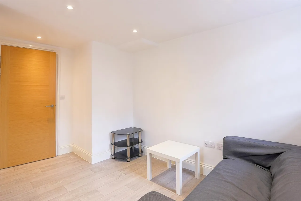 Victoria Gardens, Hyde Park, LS6, photo 7