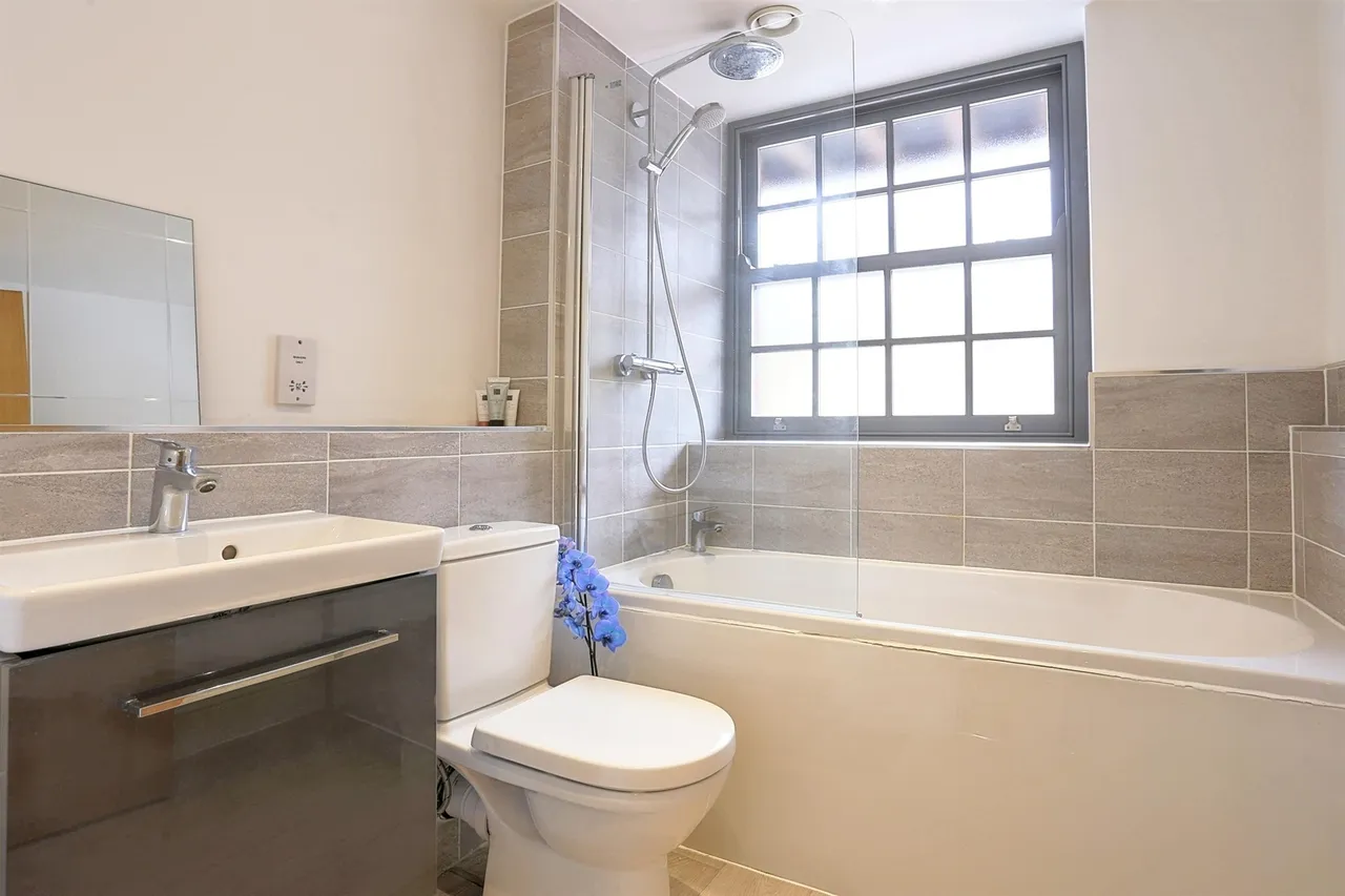 Victoria Gardens, Hyde Park, LS6, photo 10