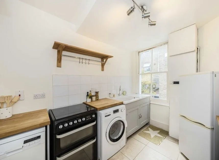 Latchmere Road, London, SW11, photo 3