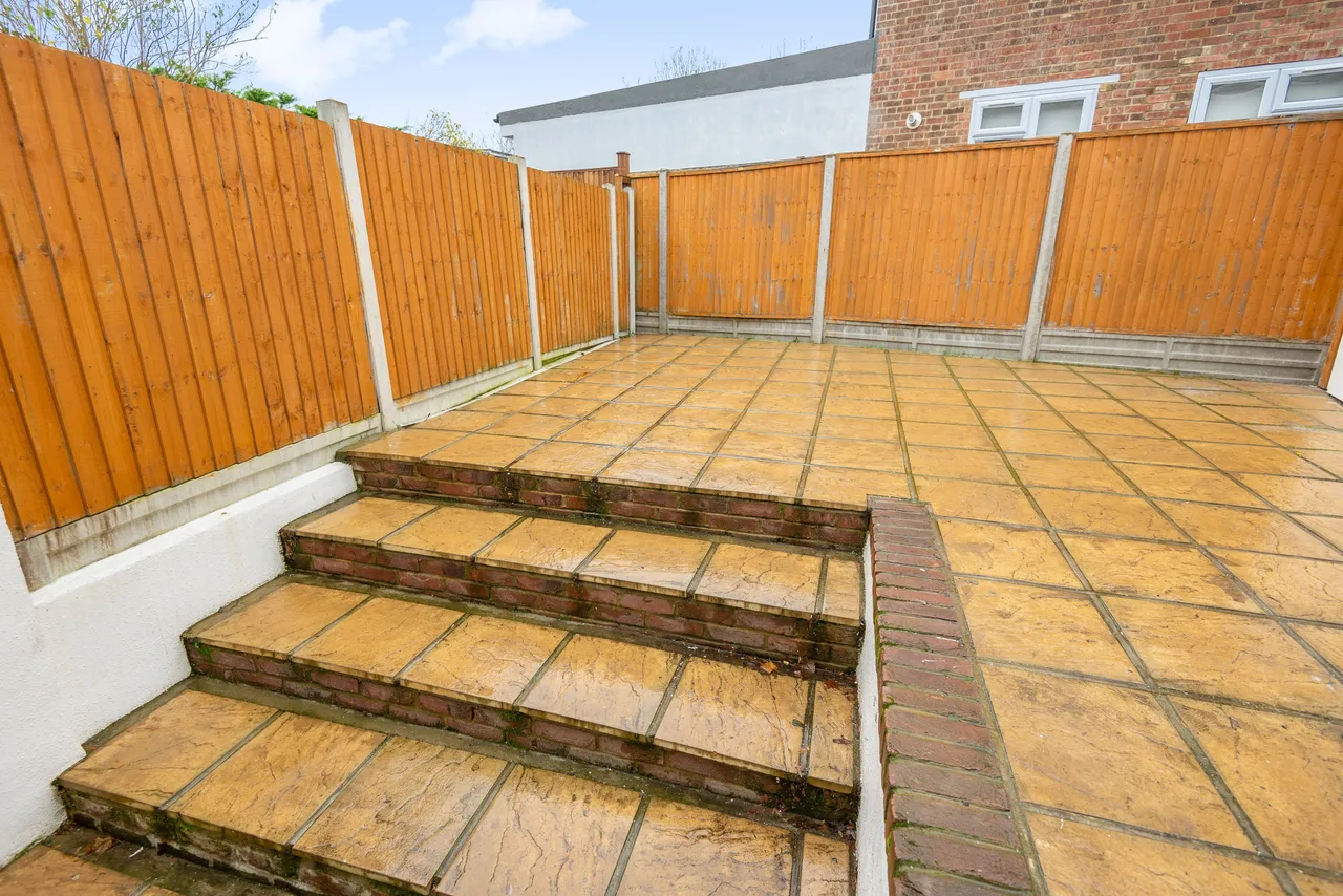 2 Woodcote Avenue, London, photo 4