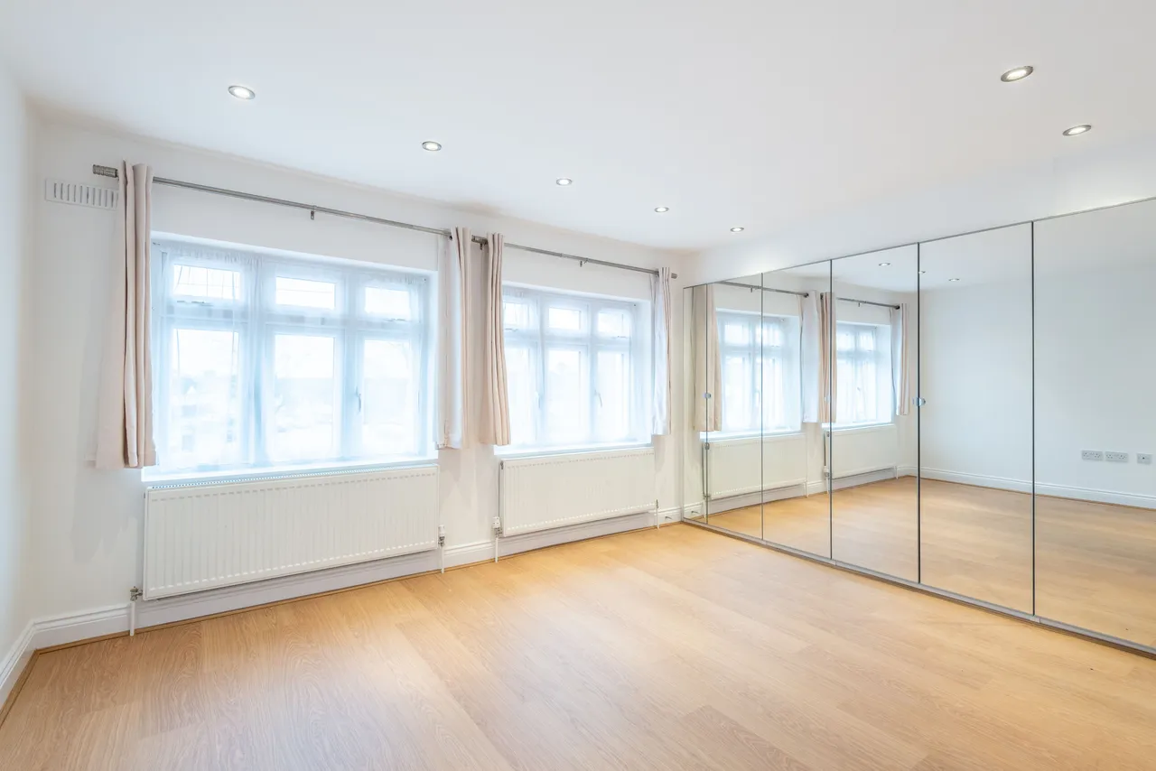 2 Woodcote Avenue, London, photo 9