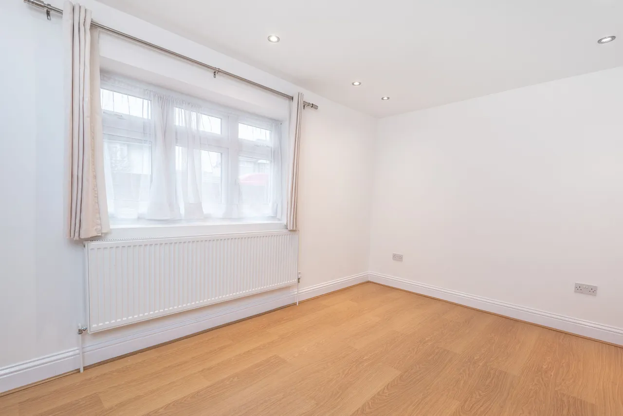 2 Woodcote Avenue, London, photo 3