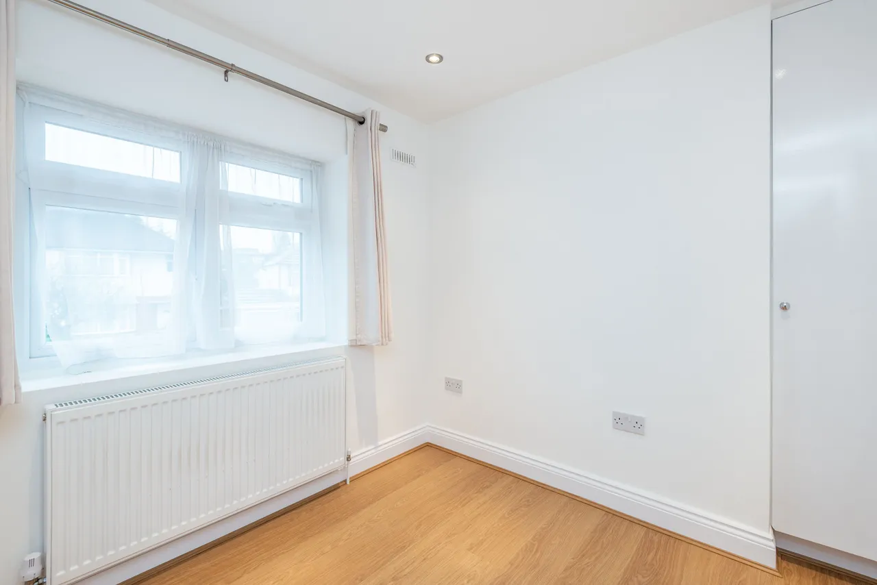 2 Woodcote Avenue, London, photo 8
