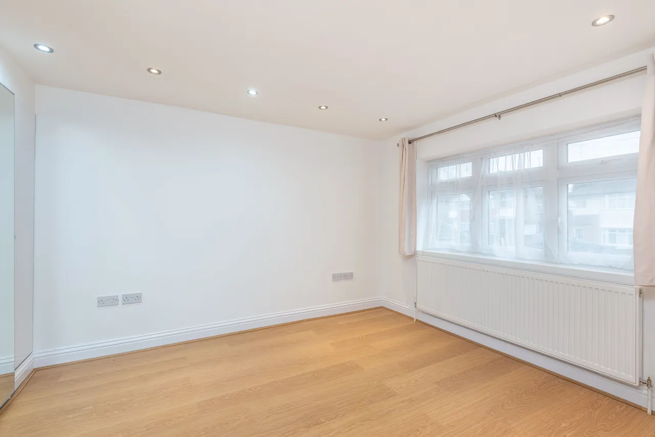 2 Woodcote Avenue, London, photo 6