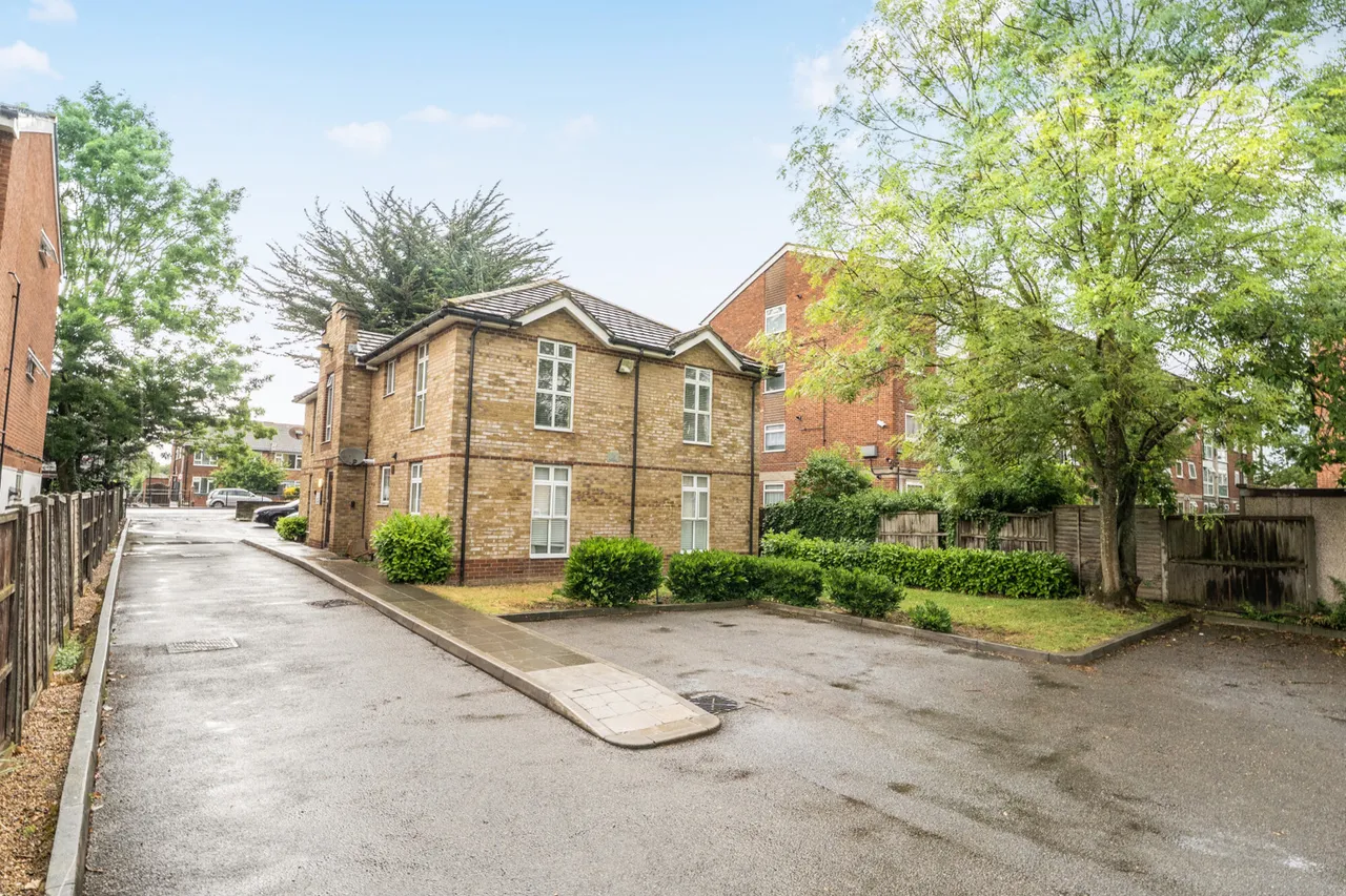 1 bed flat for sale, Church Road, Northolt, UB5