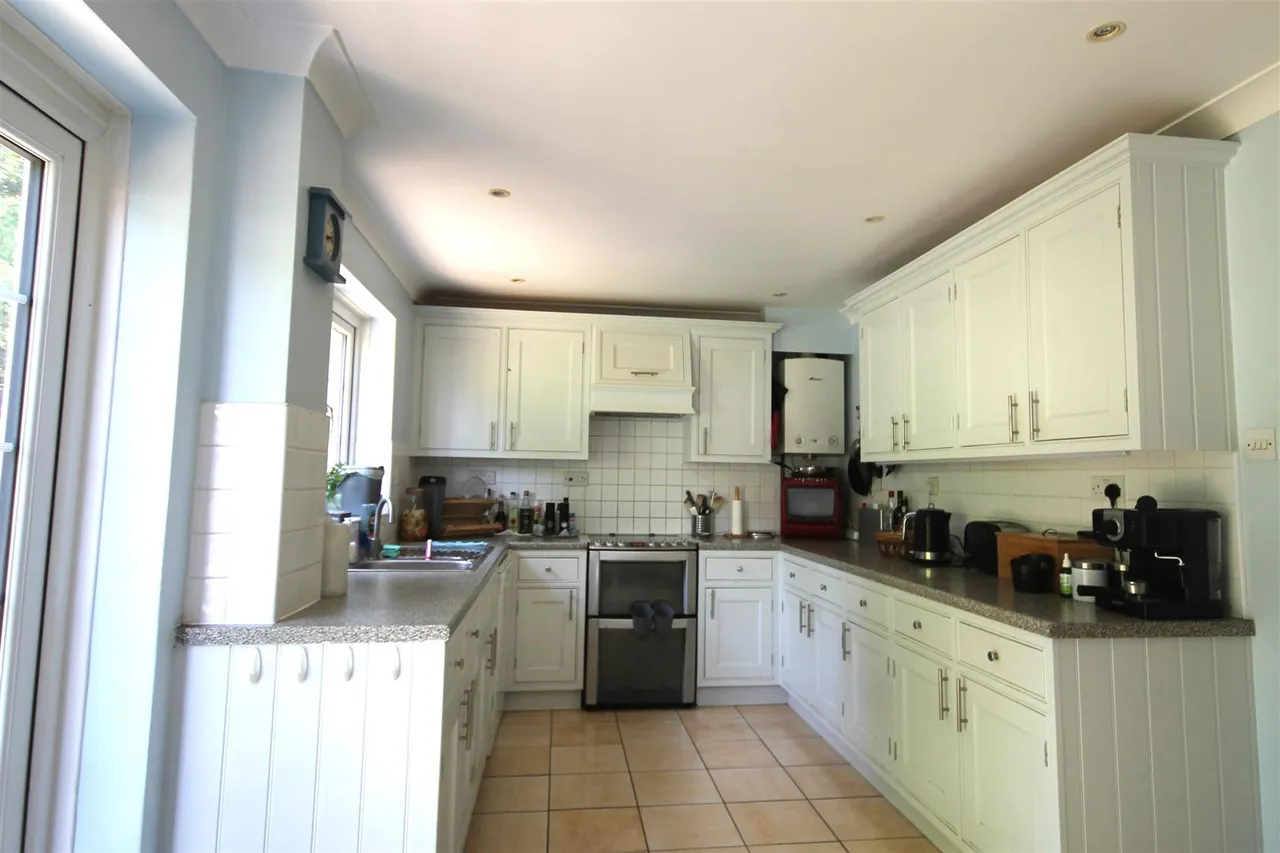 Anstiebury Close, Beare Green, RH5, photo 11