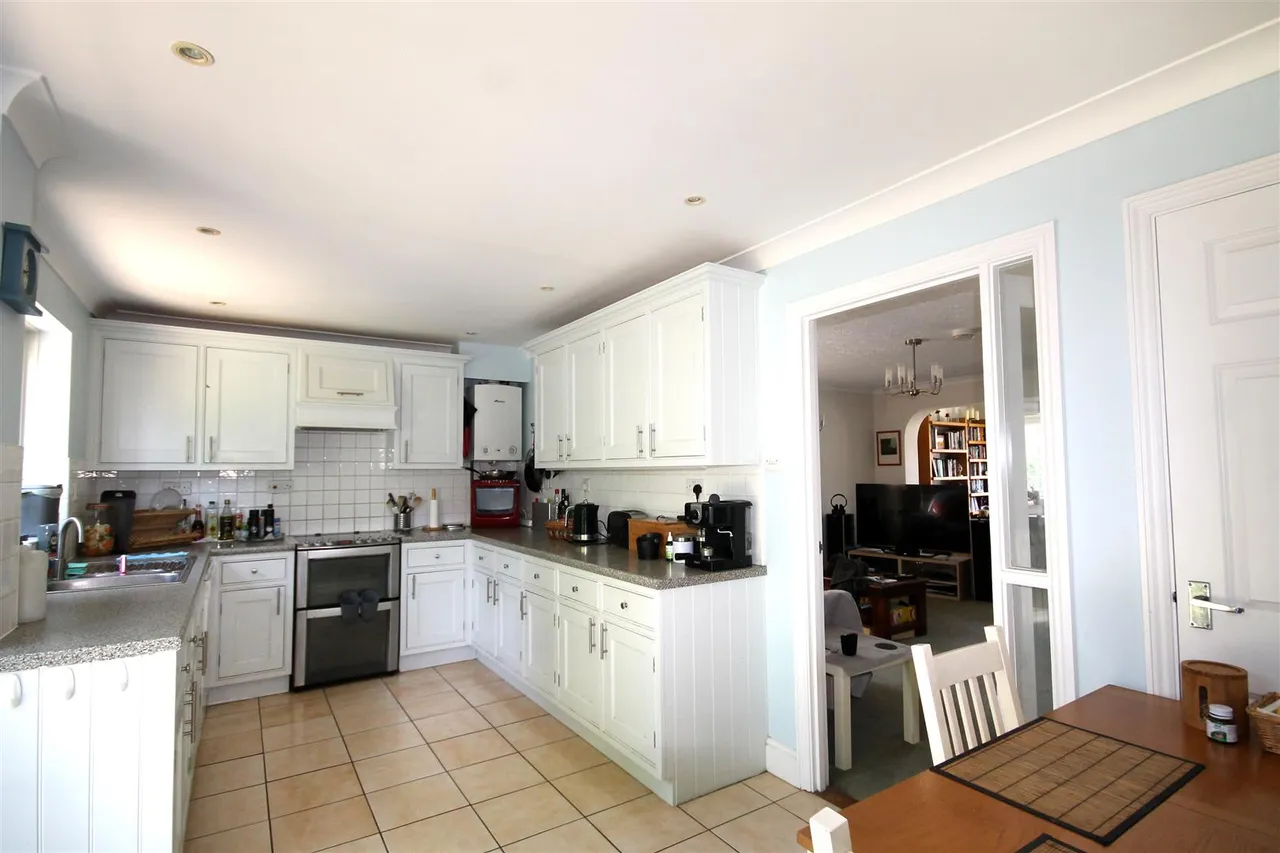 Anstiebury Close, Beare Green, RH5, photo 2