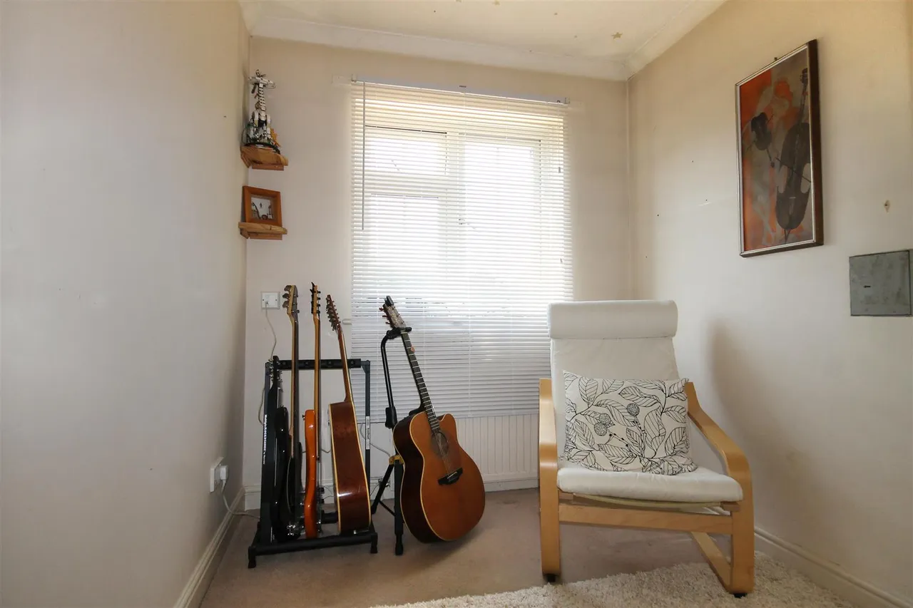 Anstiebury Close, Beare Green, RH5, photo 12