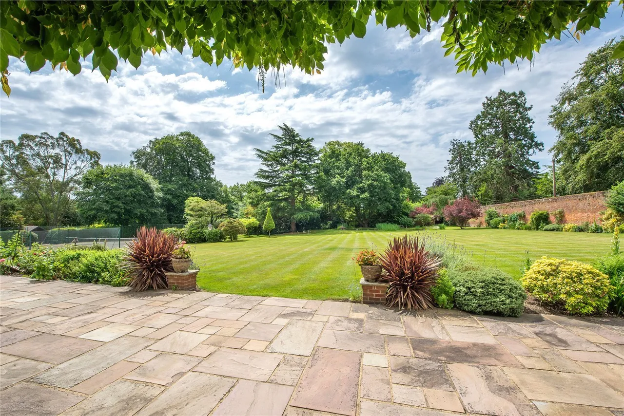 Dungates Lane, Buckland, RH3, photo 14