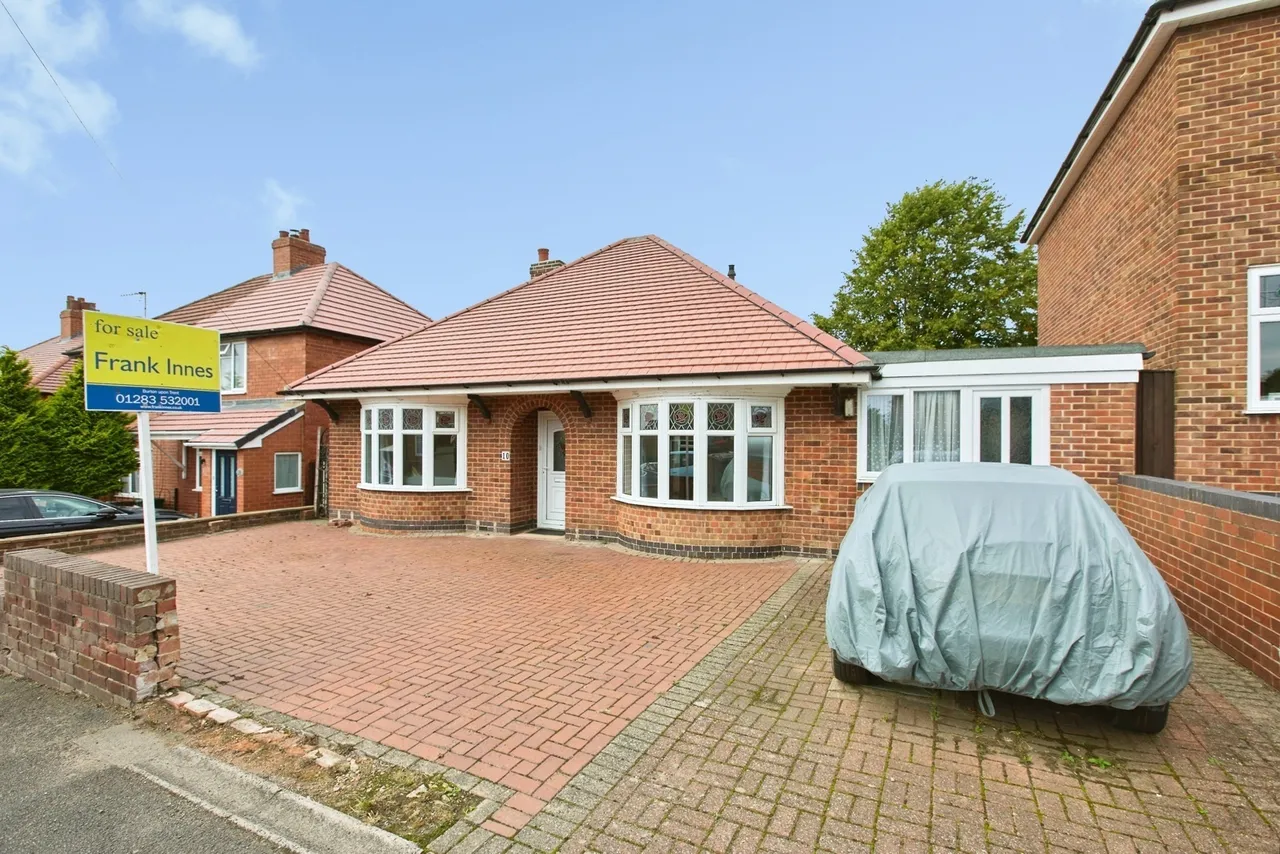 3 bed house for sale, Robinson Road, Newhall, DE11