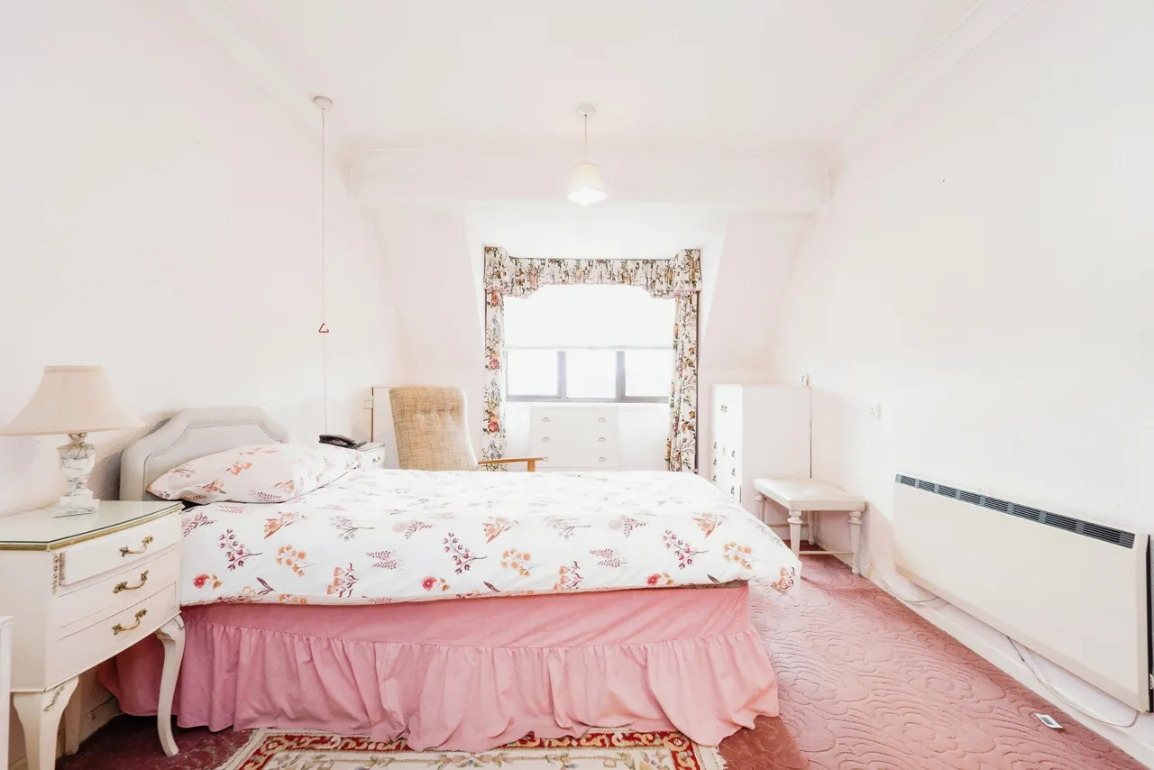 High Road, London, E18, photo 9