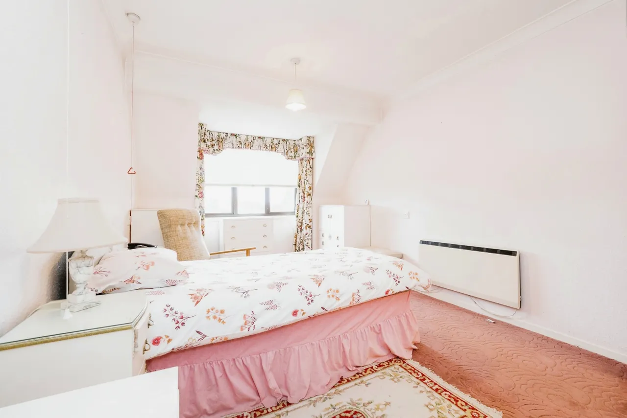 High Road, London, E18, photo 13