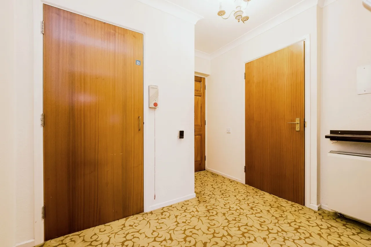 High Road, London, E18, photo 15