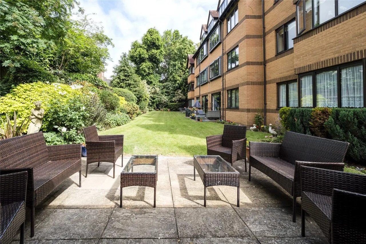 High Road, London, E18, photo 4