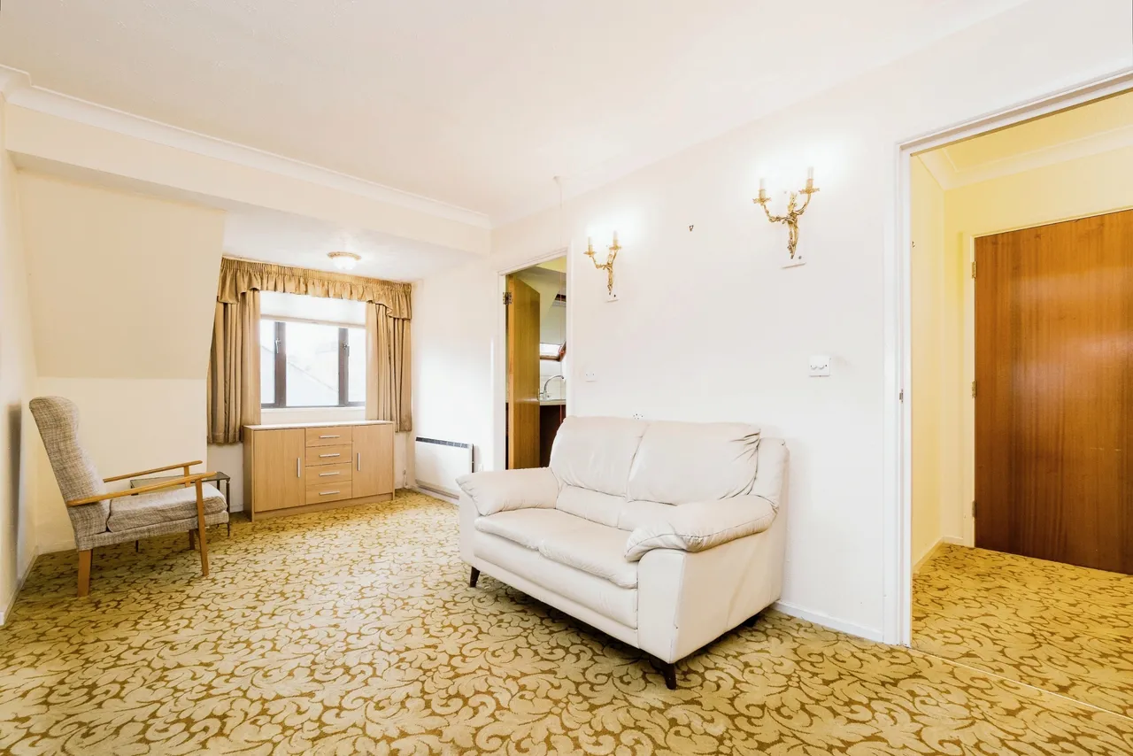 High Road, London, E18, photo 16